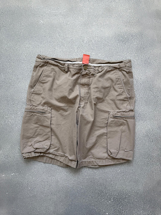 Nike cargo shorts (38)