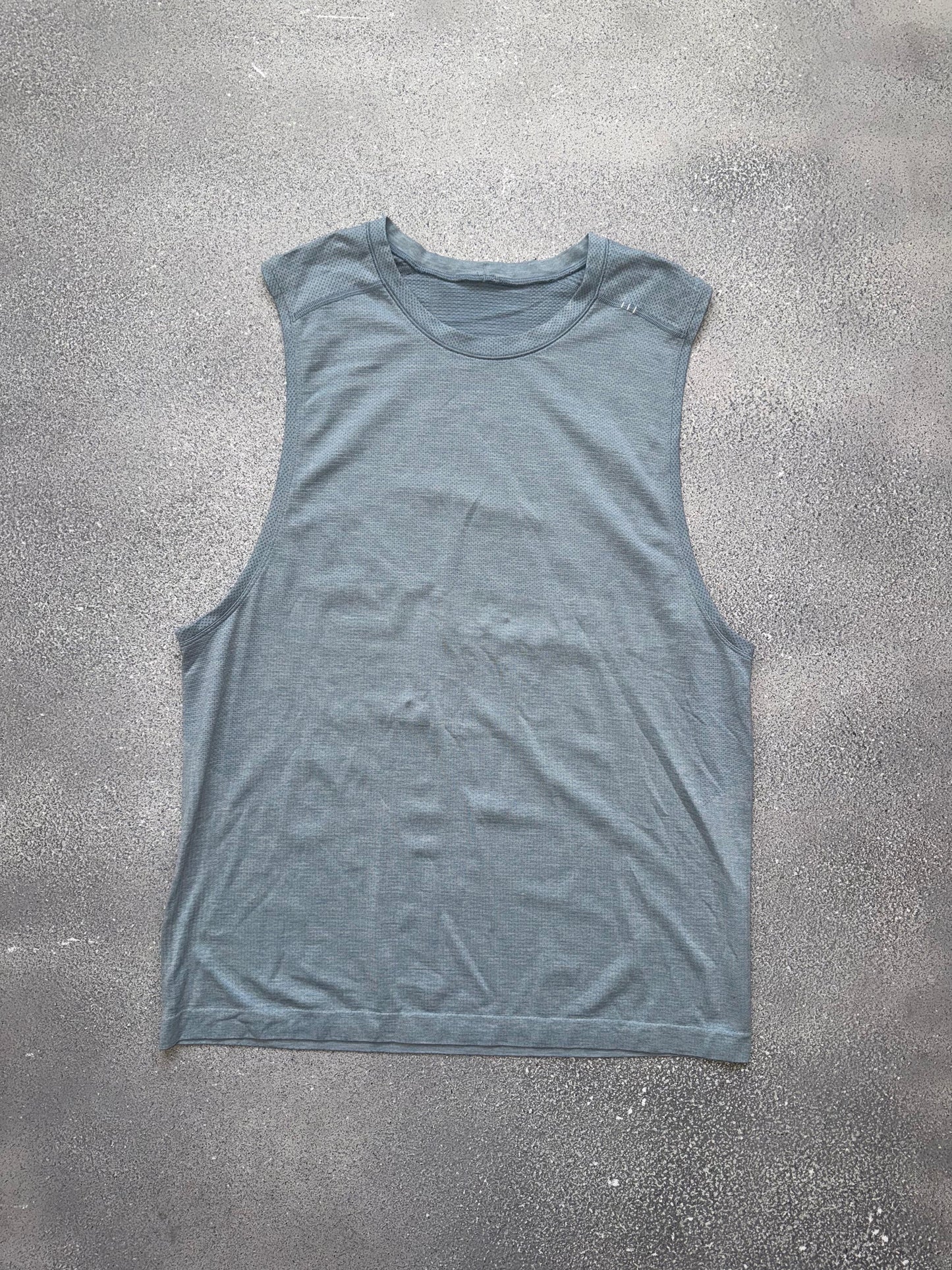 Lululemon tank (L)