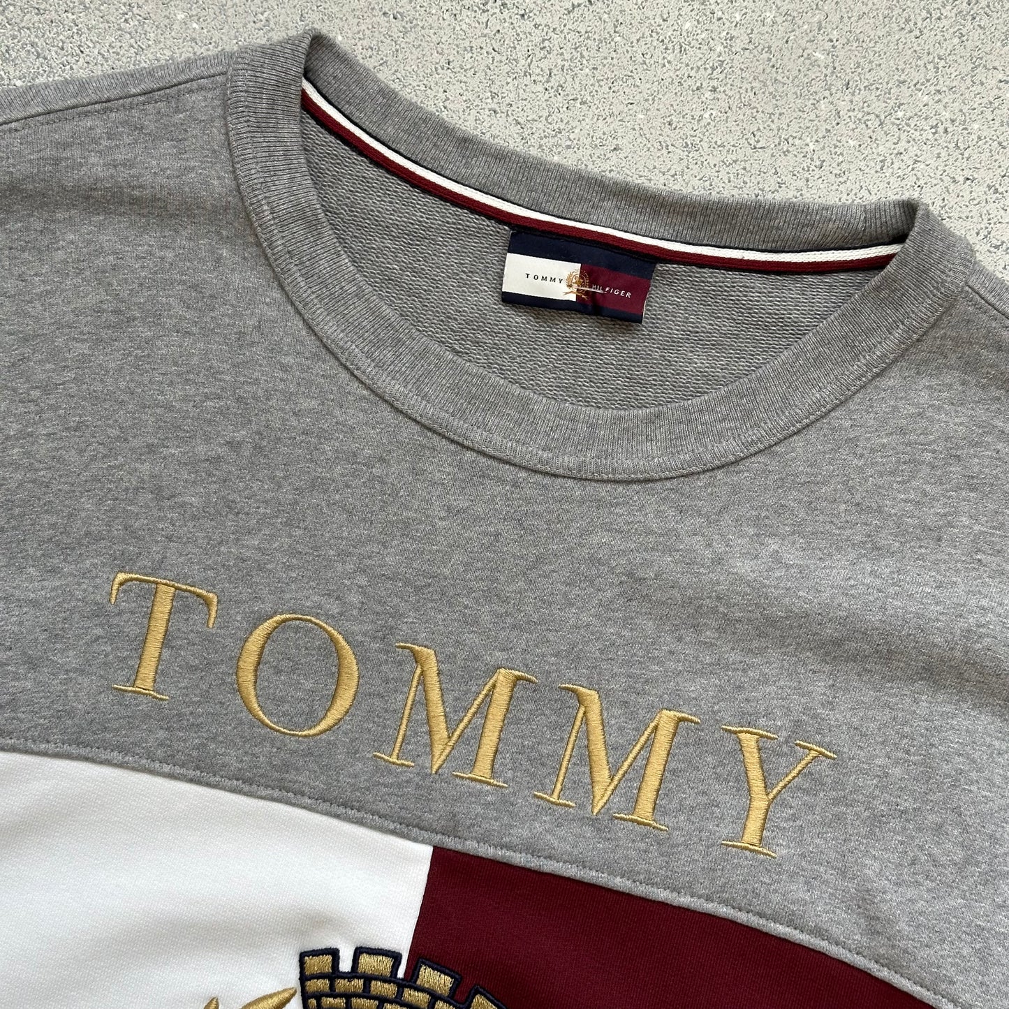 Tommy Hilfiger crewneck (L)